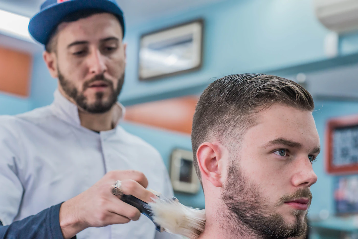 Barber strzyże klienta